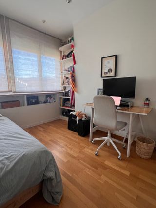 Escritorio y Silla de Madera y Plástico