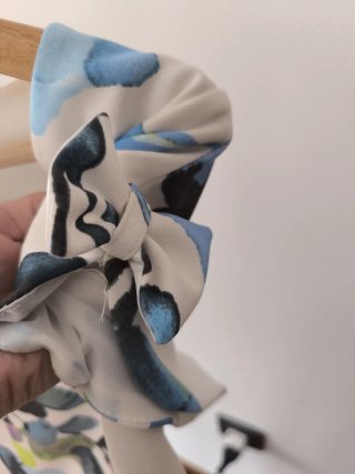 Vestido estampado floral con lazo en mangas