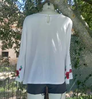Blusa Sfera bordada flores T 42/44 (XL)