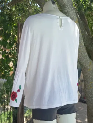 Blusa Sfera bordada flores T 42/44 (XL)