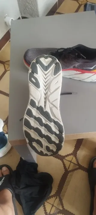 Zapatillas Hoka grises y rojas