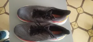 Zapatillas Hoka grises y rojas