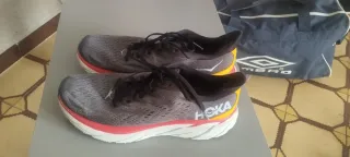Zapatillas Hoka grises y rojas