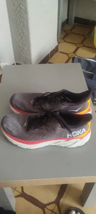 Zapatillas Hoka grises y rojas