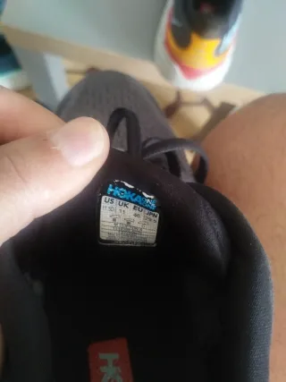 Zapatillas Hoka grises y rojas