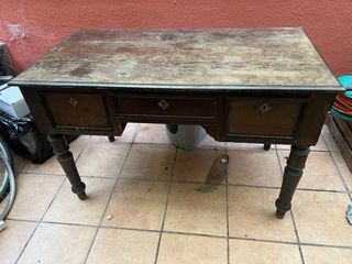 Escritorio antiguo de madera