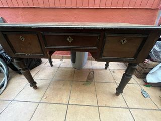 Escritorio antiguo de madera