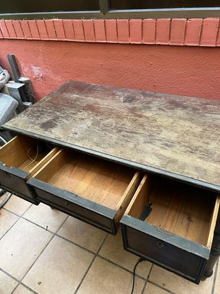 Escritorio antiguo de madera