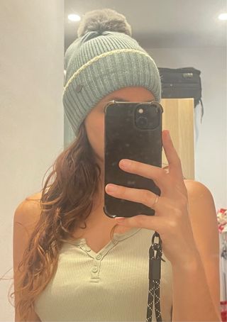 Gorro de lana con pompón gris