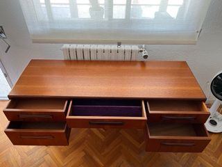 Tocador de madera con cajones