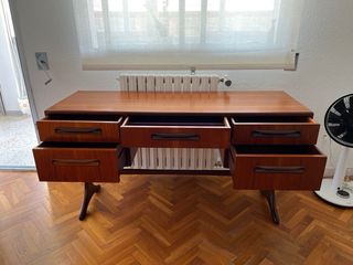 Tocador de madera con cajones