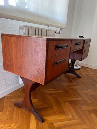 Tocador de madera con cajones