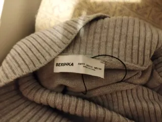 Jersey Bershka cuello alto gris