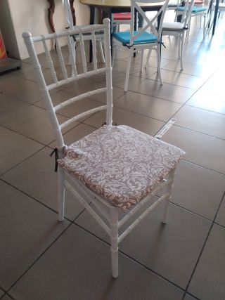Silla blanca plegable de plástico