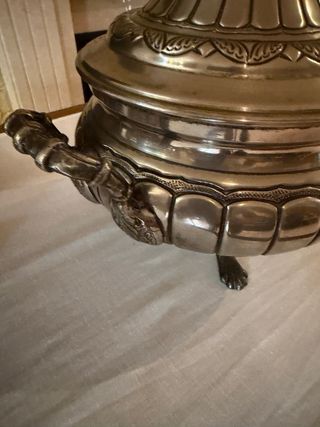 Sopera antigua de metal