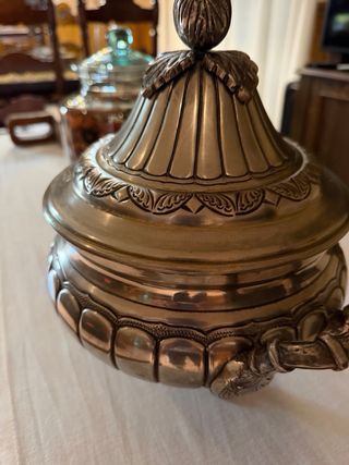 Sopera antigua de metal