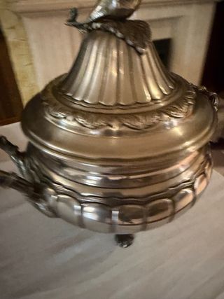 Sopera antigua de metal