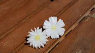Pendientes de resina con forma de margaritas
