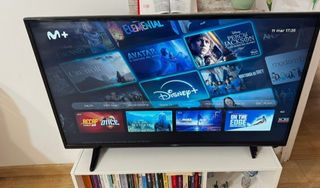 TV SchönTech 43 no smart con pie ruta un poco