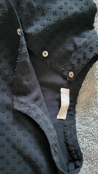 Maglietta nera elegante con pois