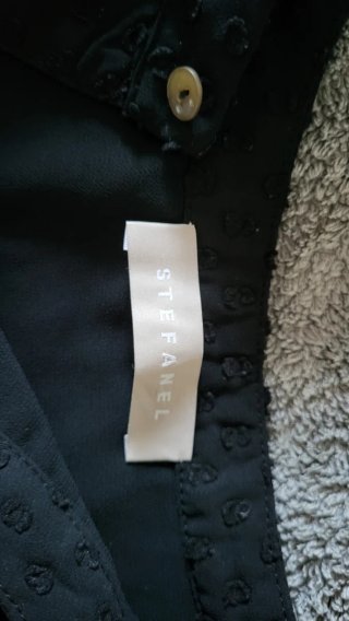 Maglietta nera elegante con pois