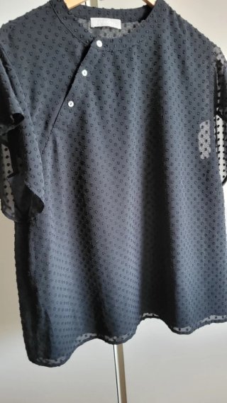 Maglietta nera elegante con pois