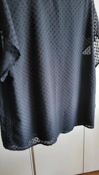 Maglietta nera elegante con pois