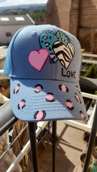 Gorra pintada a mano con corazones y LOVE