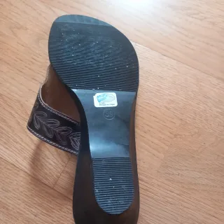 Sandalias de piel, motivos étnicos grabados