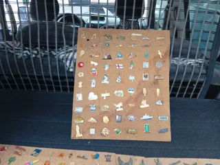 Colección de pines antiguos variados