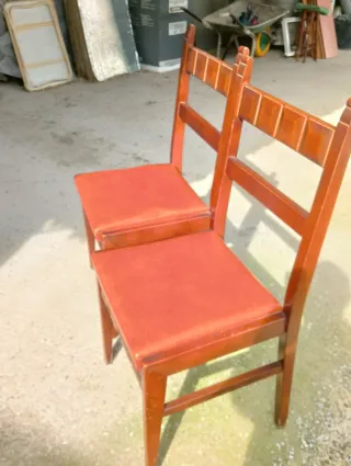 Juego de 4 sillas de madera y cuero