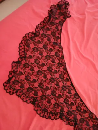 Pico y delantal de encaje negro