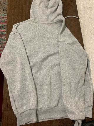 Sudadera gris con capucha y cremallera para mujer