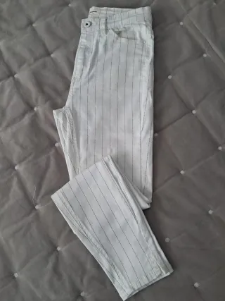 Pantalón Stradivarius blanco rayas