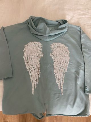 Chaqueta con capucha y alas de lentejuelas
