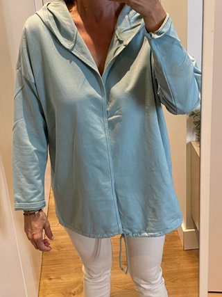 Chaqueta con capucha y alas de lentejuelas
