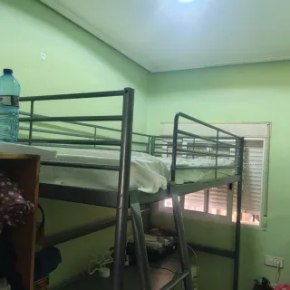 Litera alta con escritorio metálico
