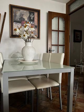 Mesa Comedor Cristal y Sillas Piel sintética