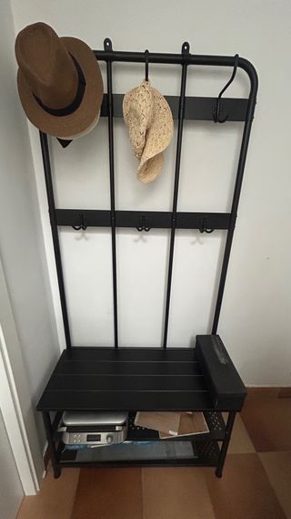 Perchero de metal y madera negro