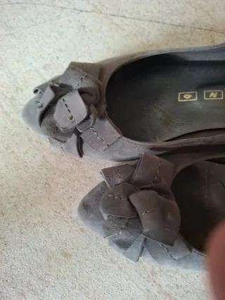 Zapatos de piel grises con flor