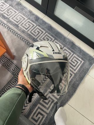 Casco de moto con diseño