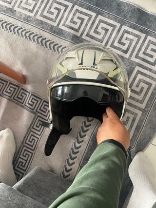 Casco de moto con diseño