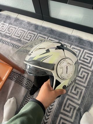 Casco de moto con diseño