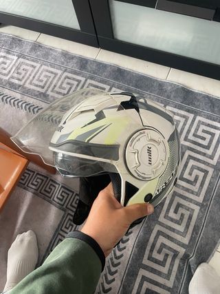 Casco de moto con diseño