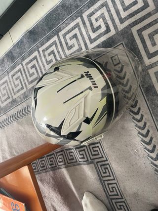 Casco de moto con diseño
