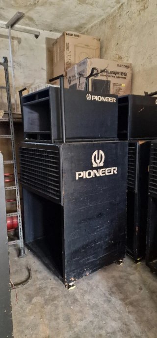 Equipo Sonido con etapas limitadores procesador,