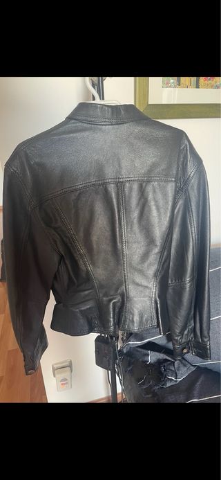 Chaqueta de piel torerita negra