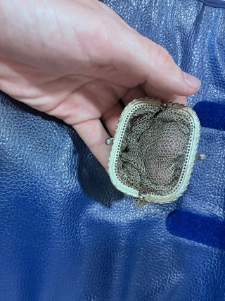 Monedero de plata estilo armadura