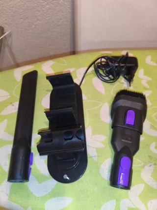 Aspiradora de escoba morada y negra