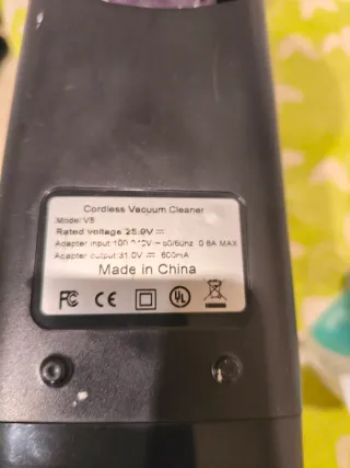 Aspiradora de escoba morada y negra